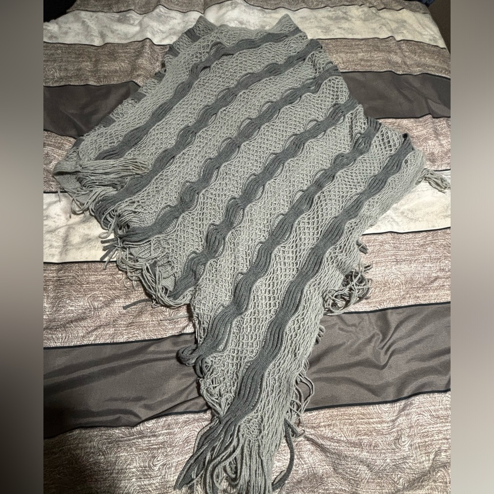 Gray shawl ponch